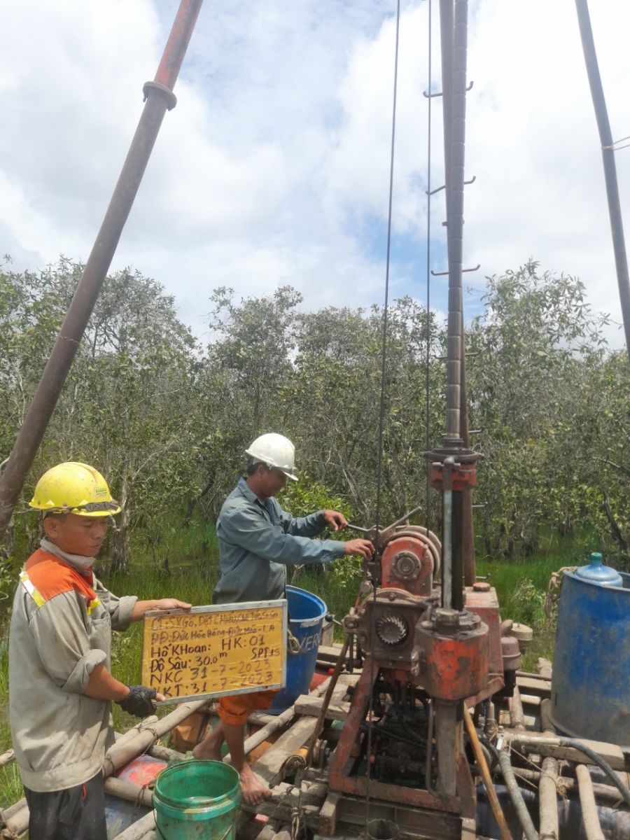Công nhân công ty TNHH Đầu tư và Phát Triền Đăng Quang tiến hành khoan khảo sát